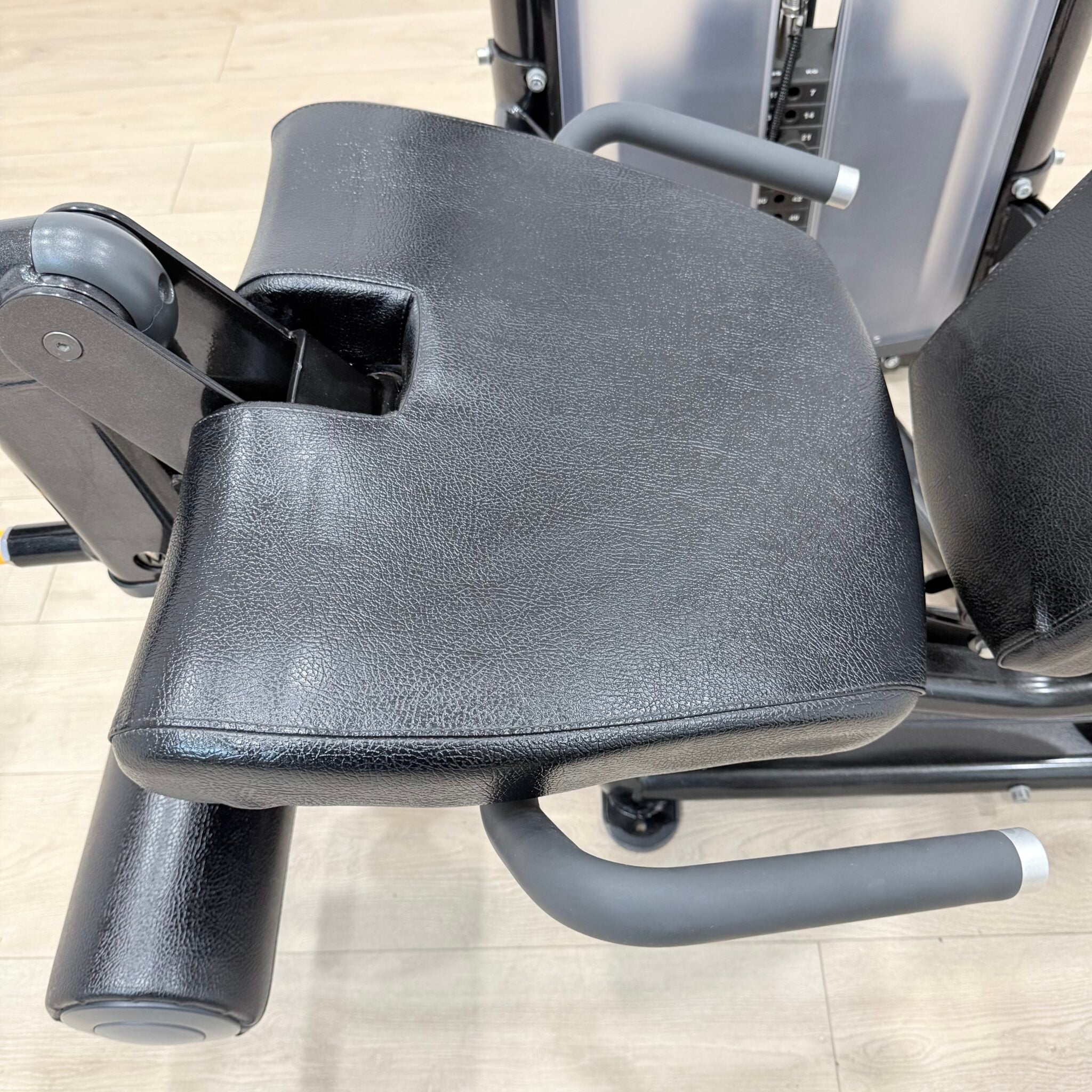Life Fitness Optima Series Dual Purpose Leg Extension / Leg Curl (Onyx Black)
