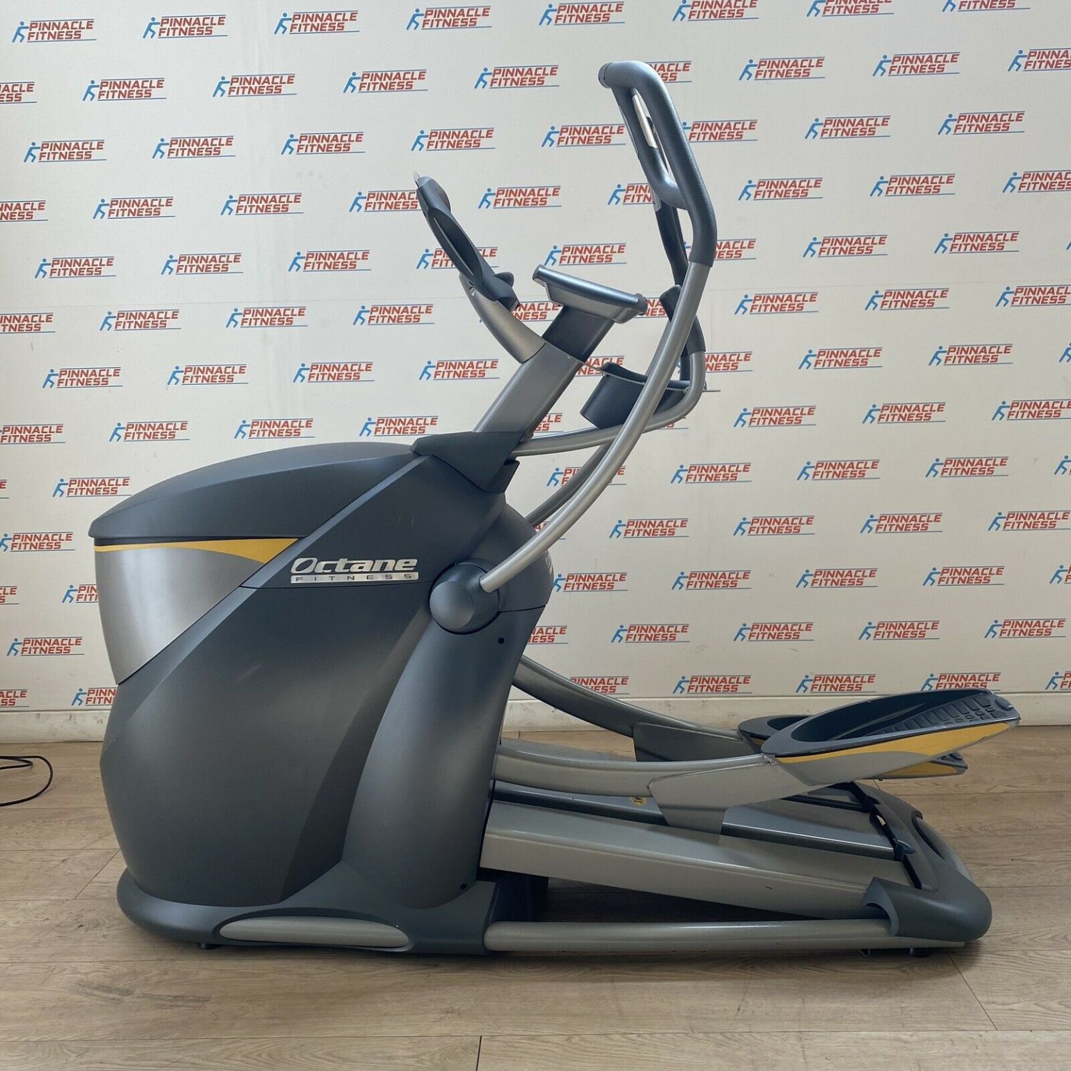 Octane Pro4700 Elliptical Cross Trainer Pinnacle Fitness