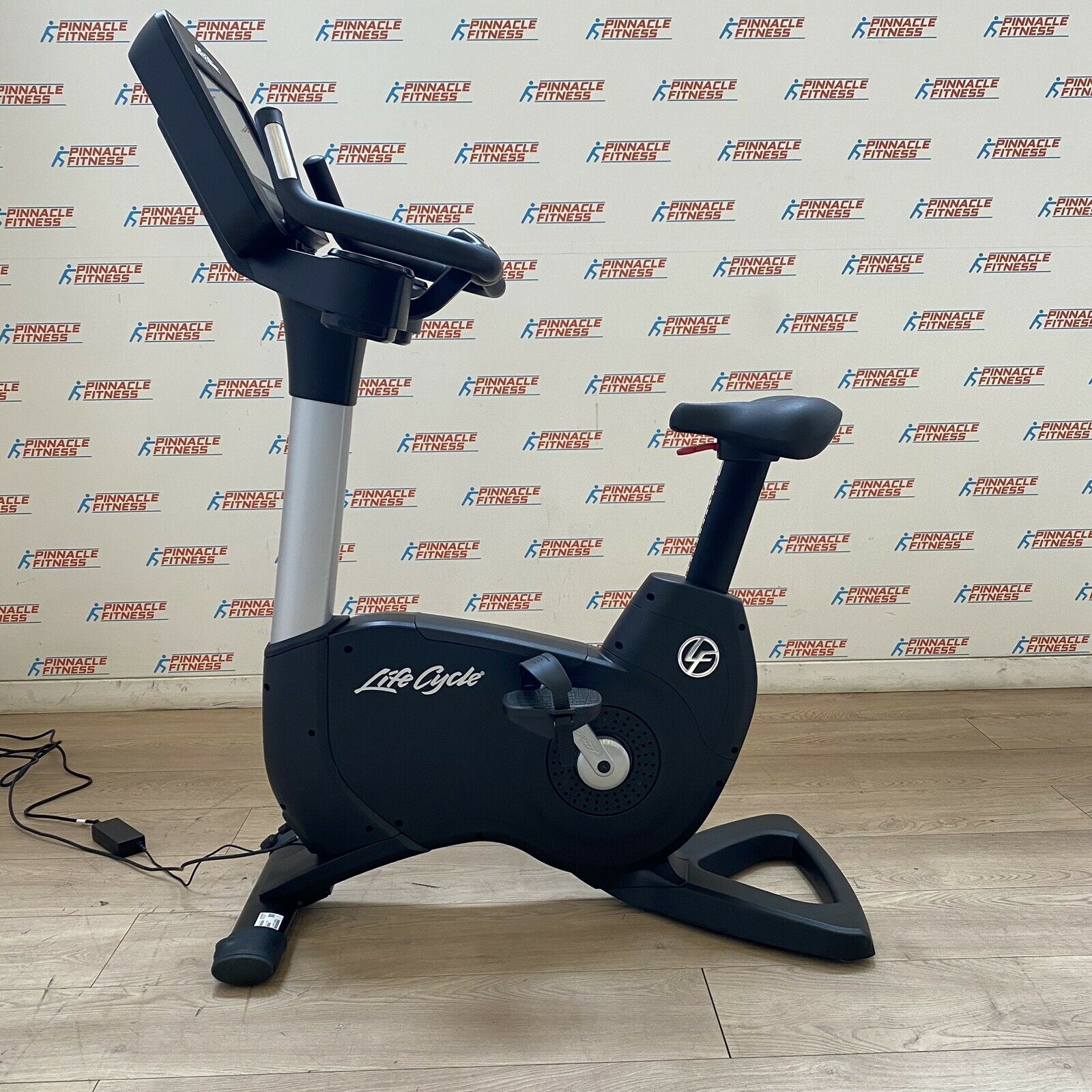 Life Fitness 95C Elevation Series Discover SE3HD Upright Bike WiFi Pinnacle Fitness