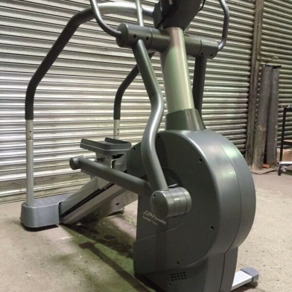 Life Fitness 95Li Summit Trainer with Bolt on TV - Image 5