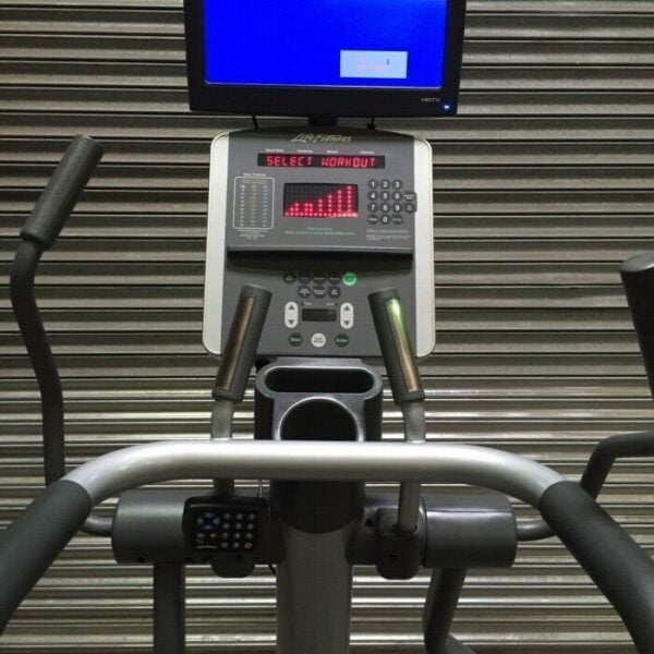 Life Fitness 95Li Summit Trainer with Bolt on TV - Image 2