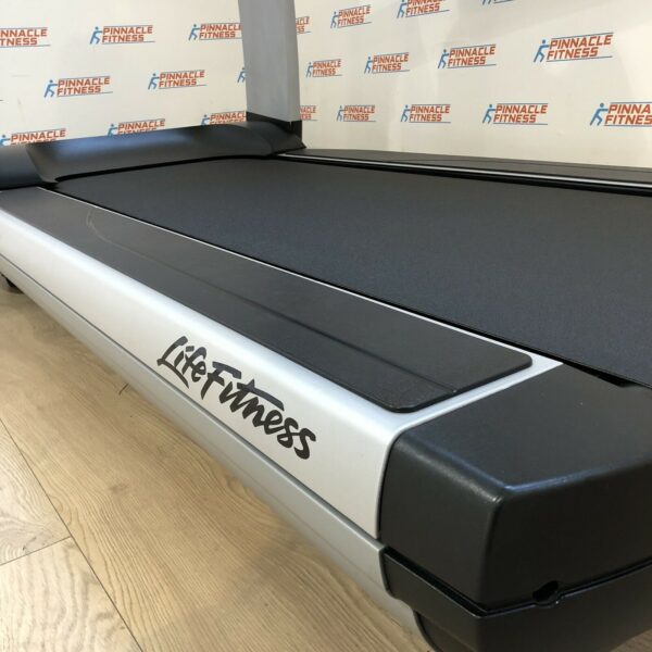 Life Fitness 95T Discover SE Treadmill Platinum Silver - Image 11